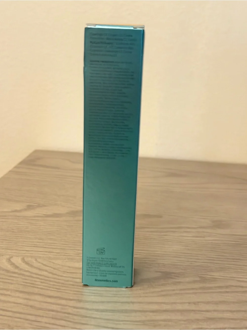 it cosmetics CC+ Oil-Free Matte Cream in Mint Teal Packaging